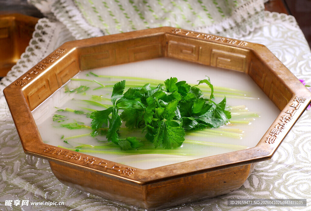 八角碗中的青菜豆腐汤