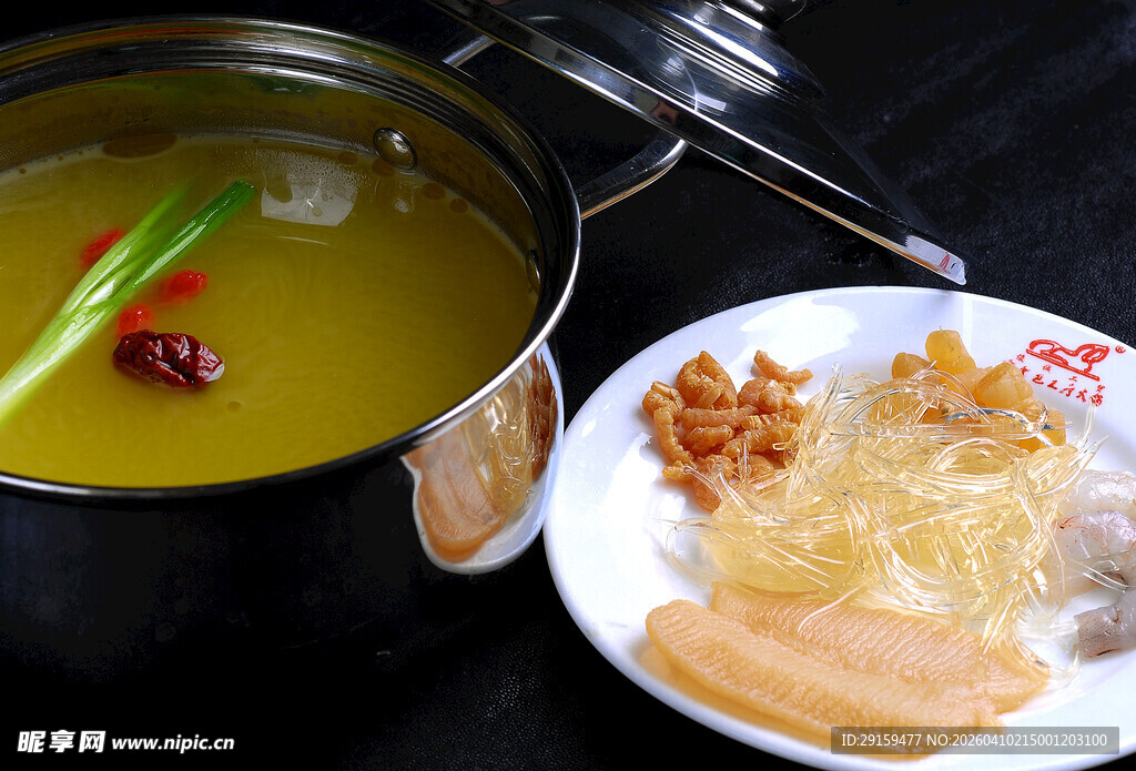 滋补汤锅与配菜