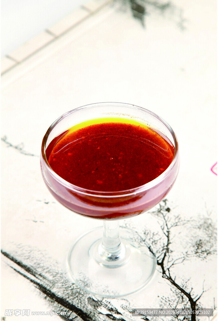 玻璃杯中盛装的红色液体