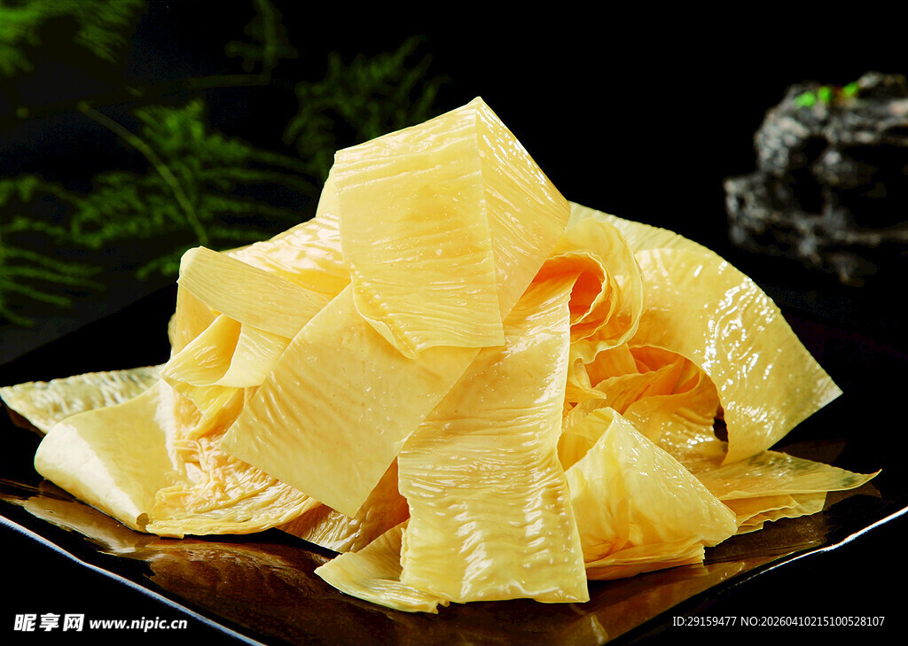 美味腐竹摆放在黑盘上