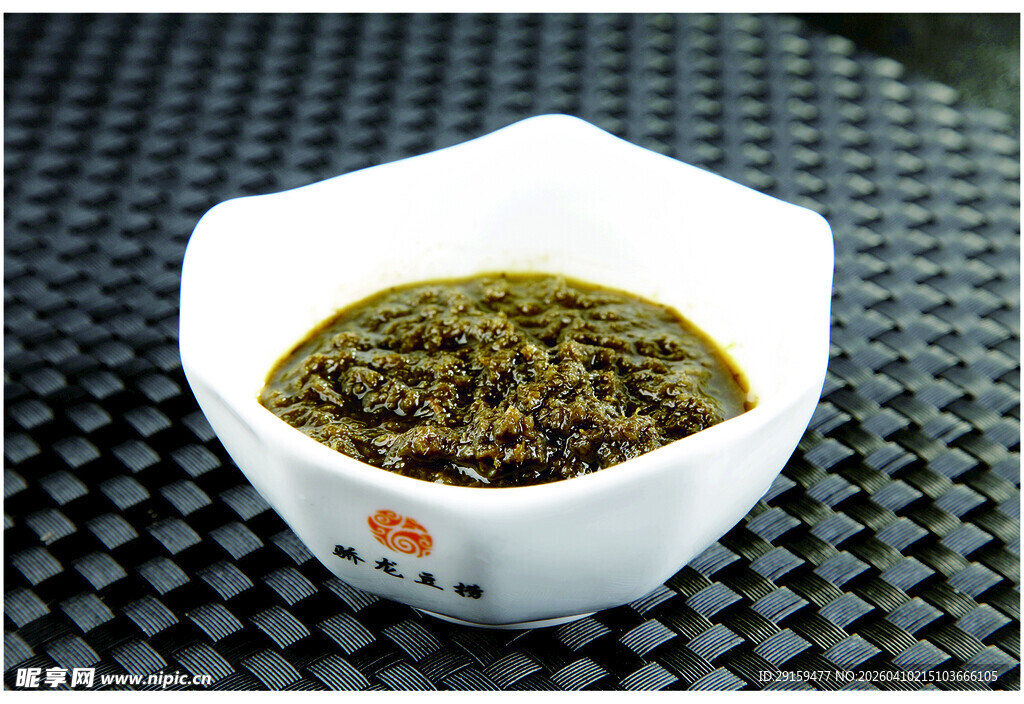 白色小碗中的绿色酱料