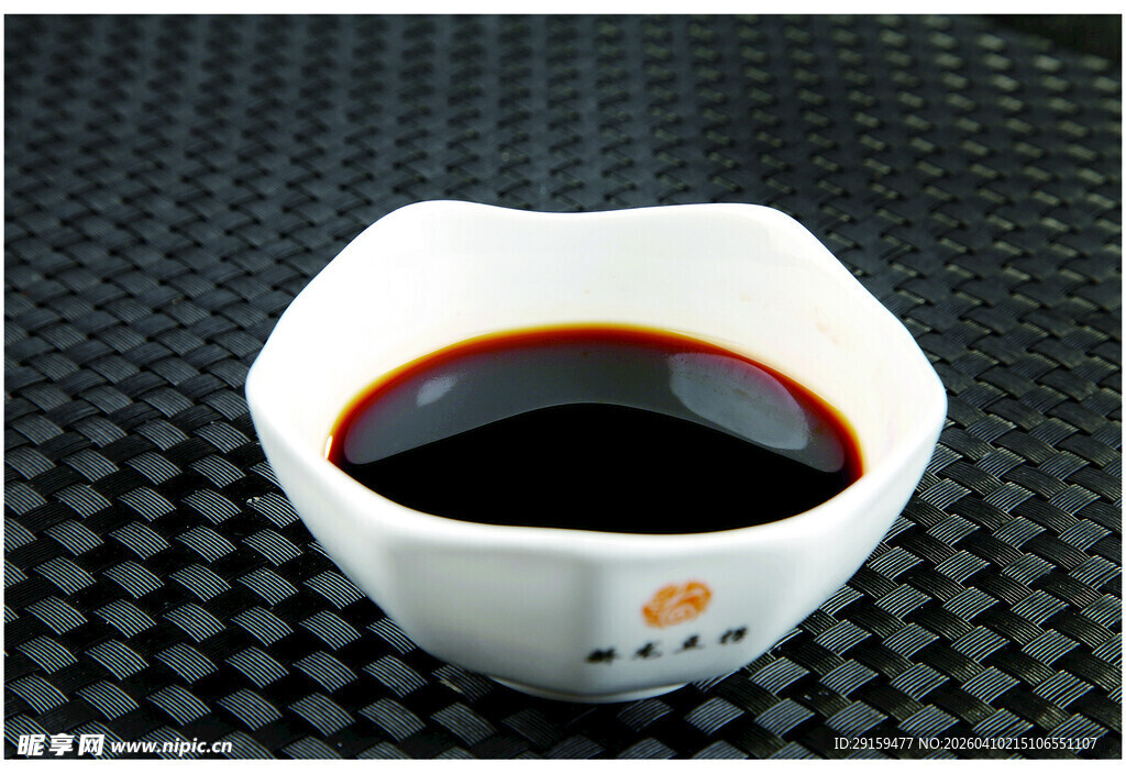 白色小碟盛深色酱油