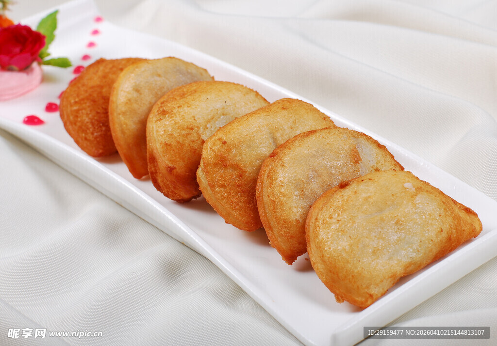 香煎馒头片摆于白盘