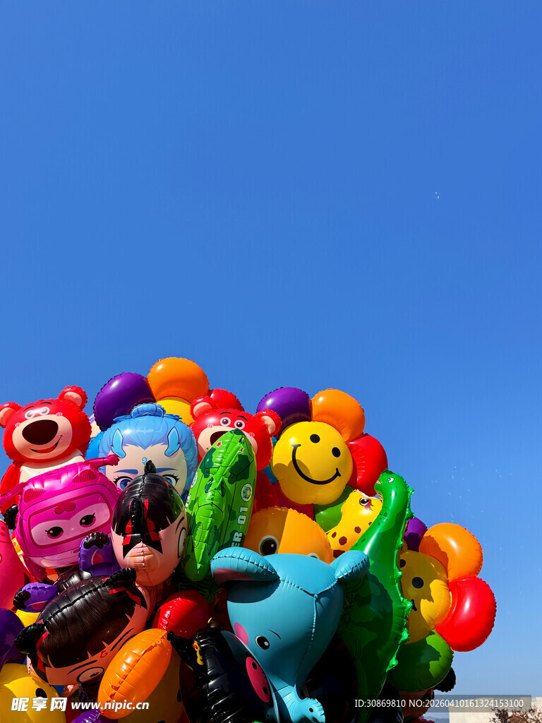 多彩卡通气球齐聚蓝天