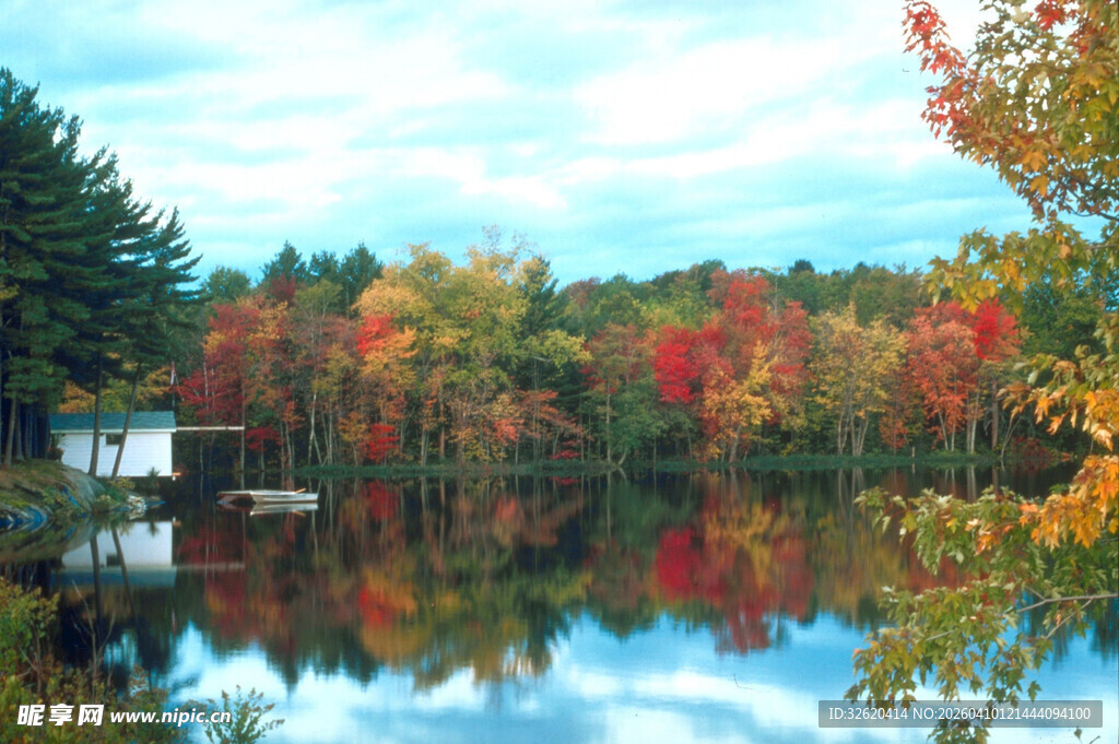 秋日湖畔绚烂秋景