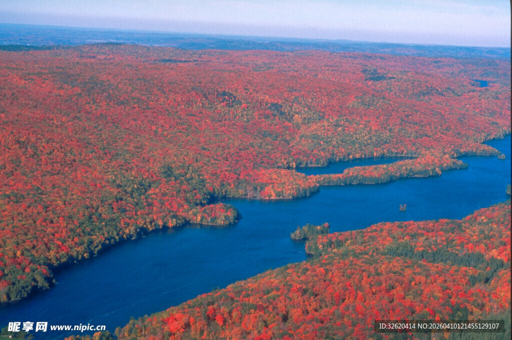 秋日湖景红叶壮美风光