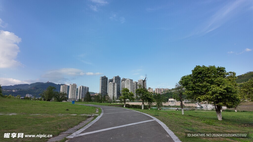 城市公园绿意盎然风景图