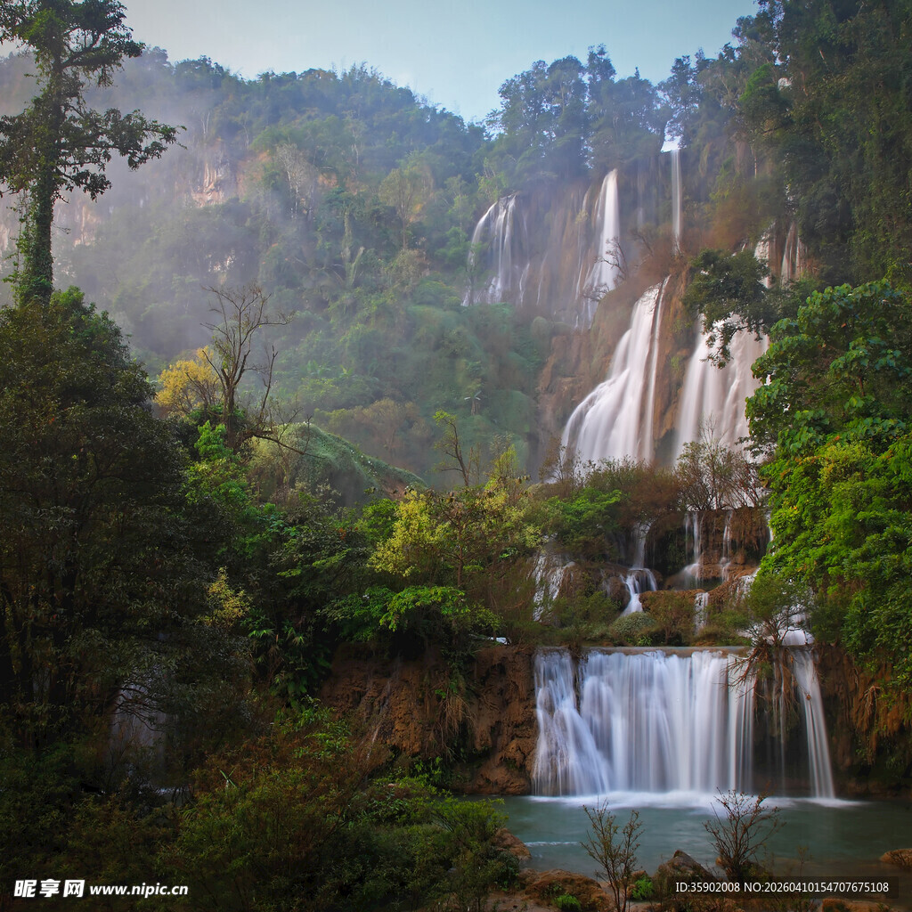 山林间的壮美瀑布景观