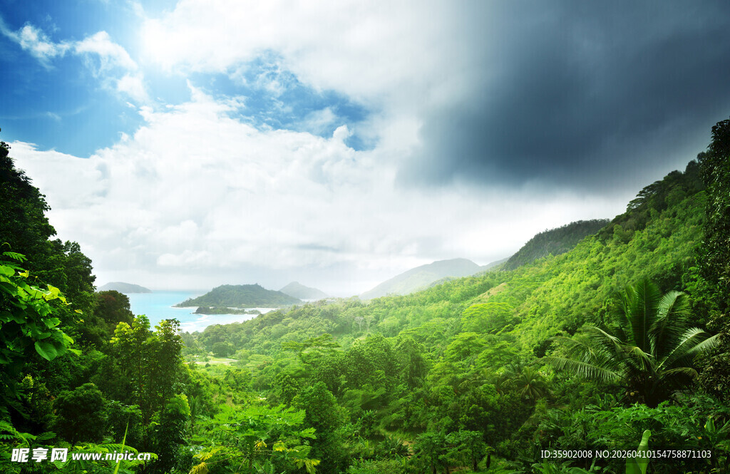 青山绿野间的壮阔自然景观