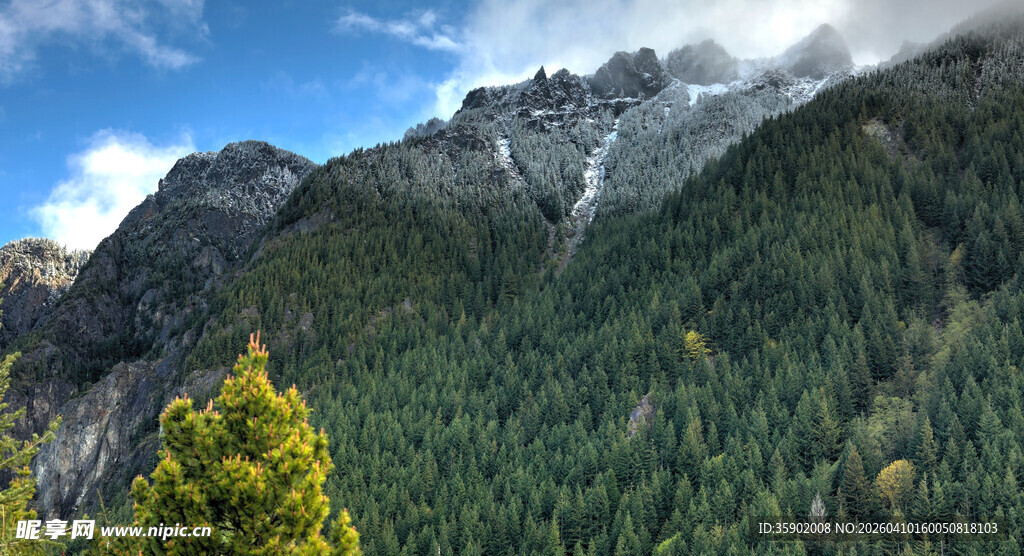 青山翠谷间的壮美山景