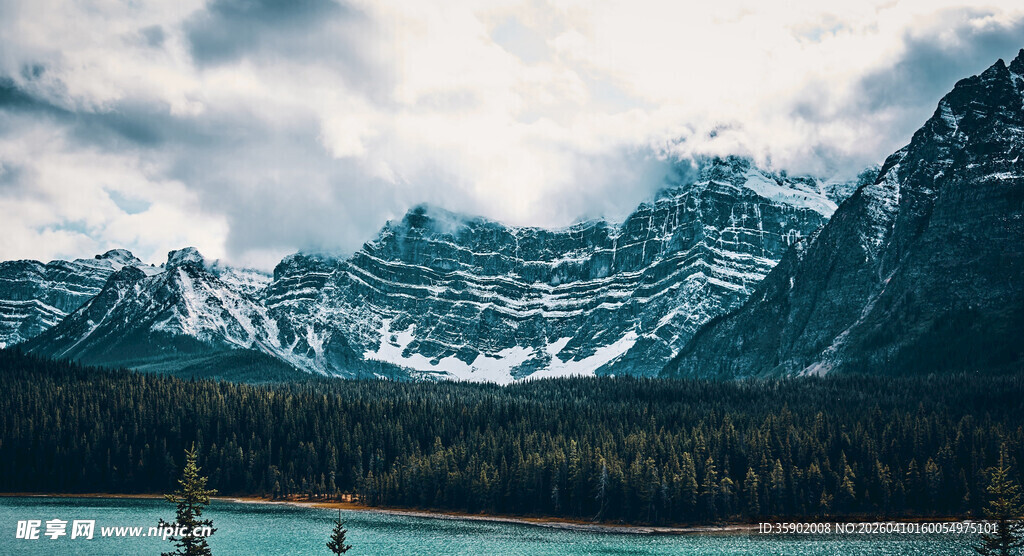 雪山湖畔美景