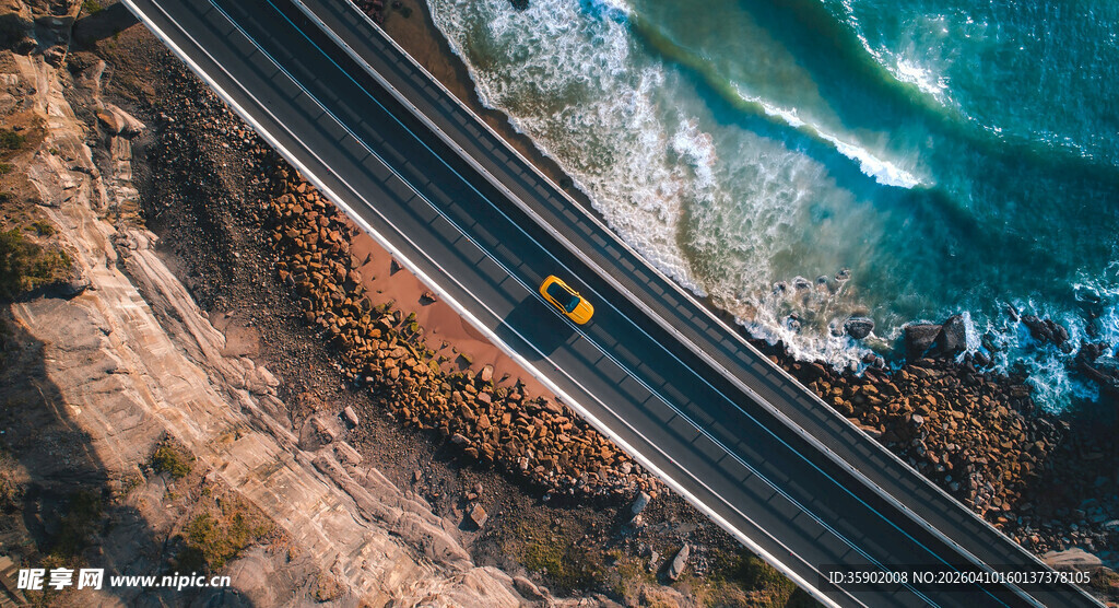 沿海公路上的黄色汽车