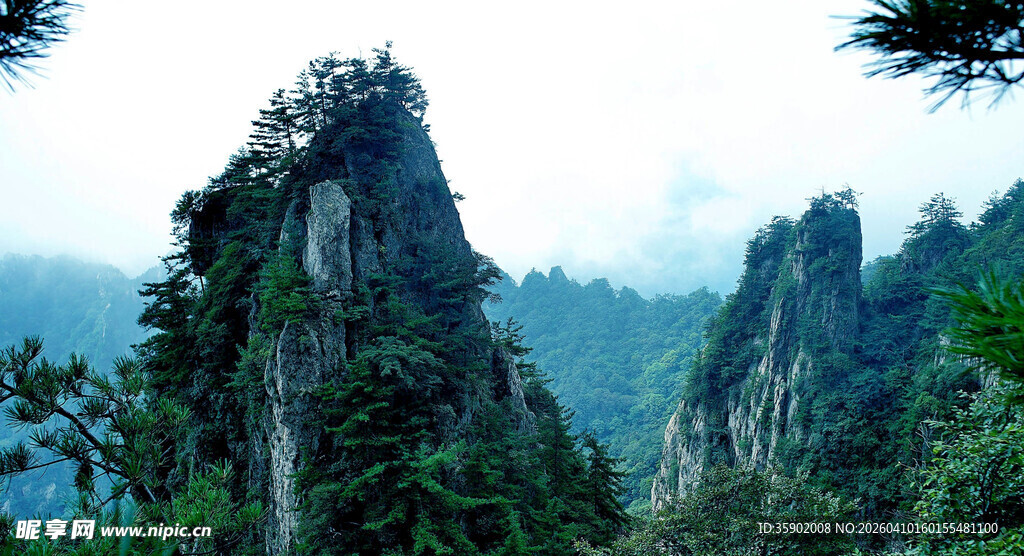 奇峰耸立的壮美山林景观