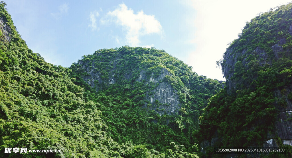 翠绿山峦自然美景如画