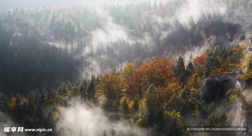山间秋景云雾缭绕