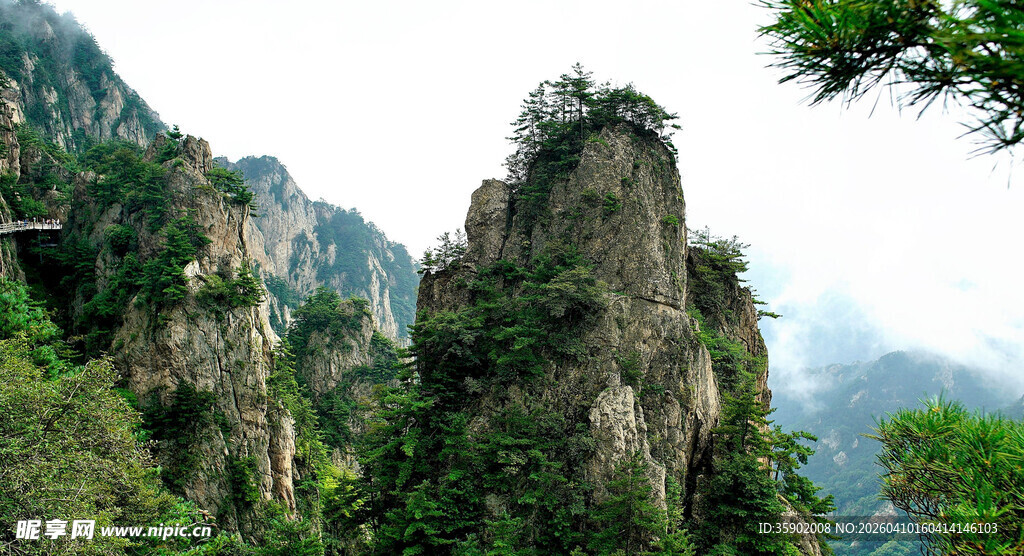 奇峰峻岭间的自然美景