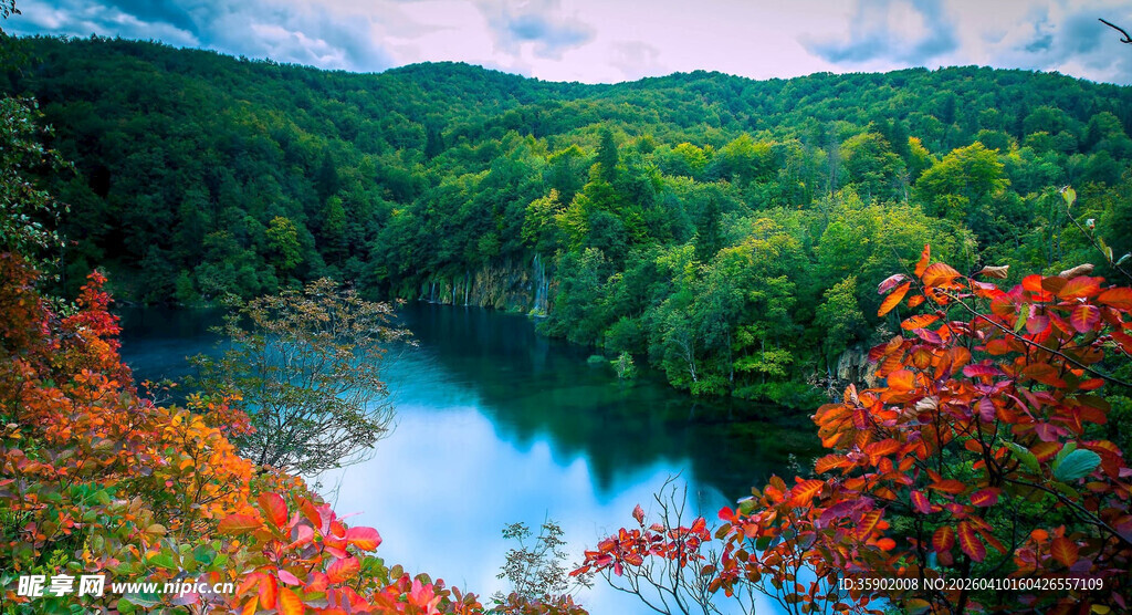 山林湖畔的绚烂秋日风光