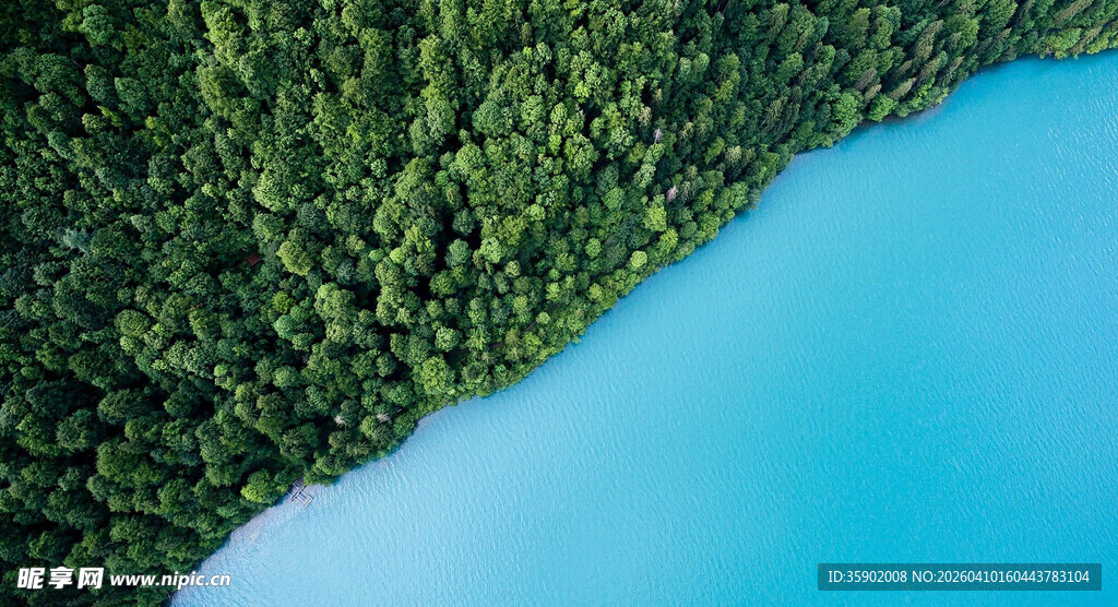 翠绿山林旁的澄澈蓝湖