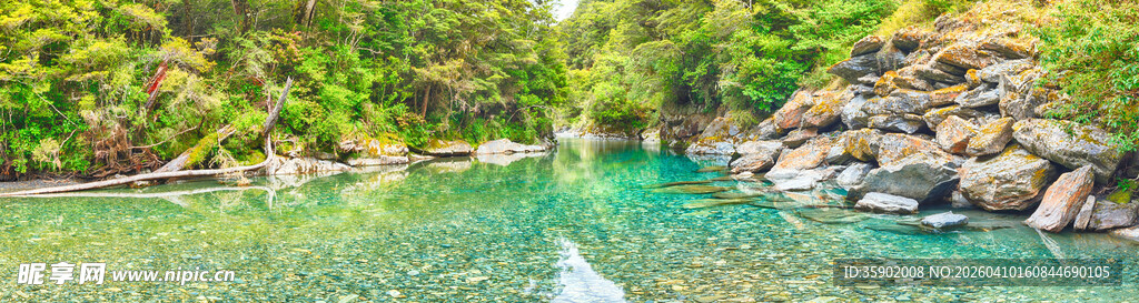 翠绿山水间的自然美景