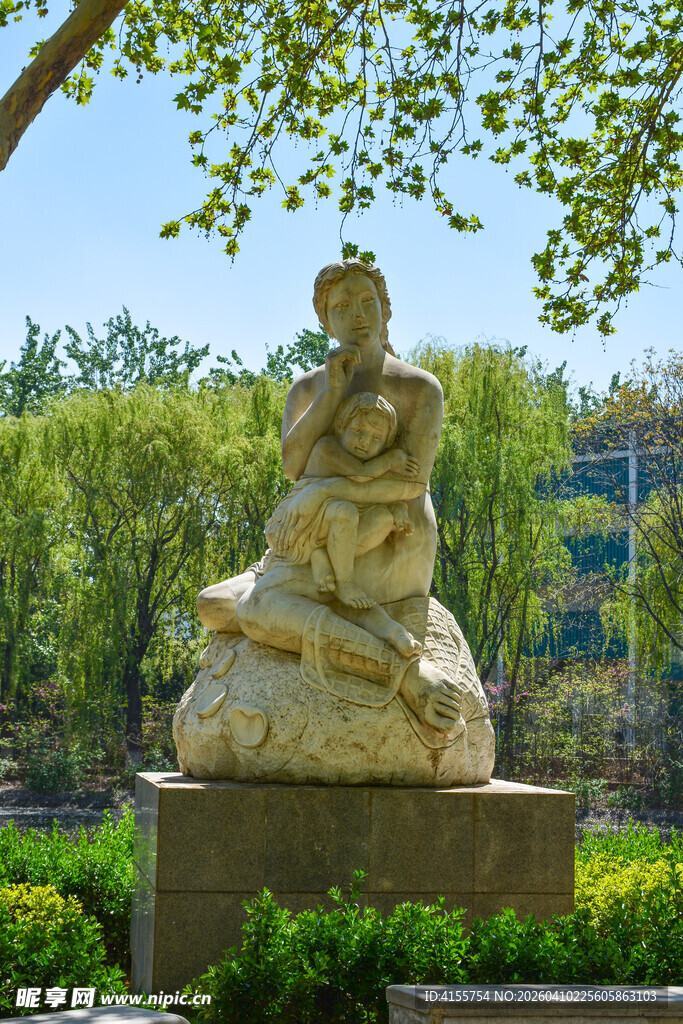 公园中的精致人物雕像