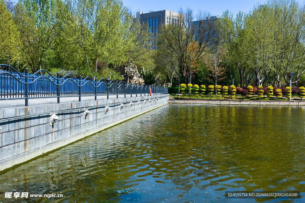 城市中静谧的水边风景