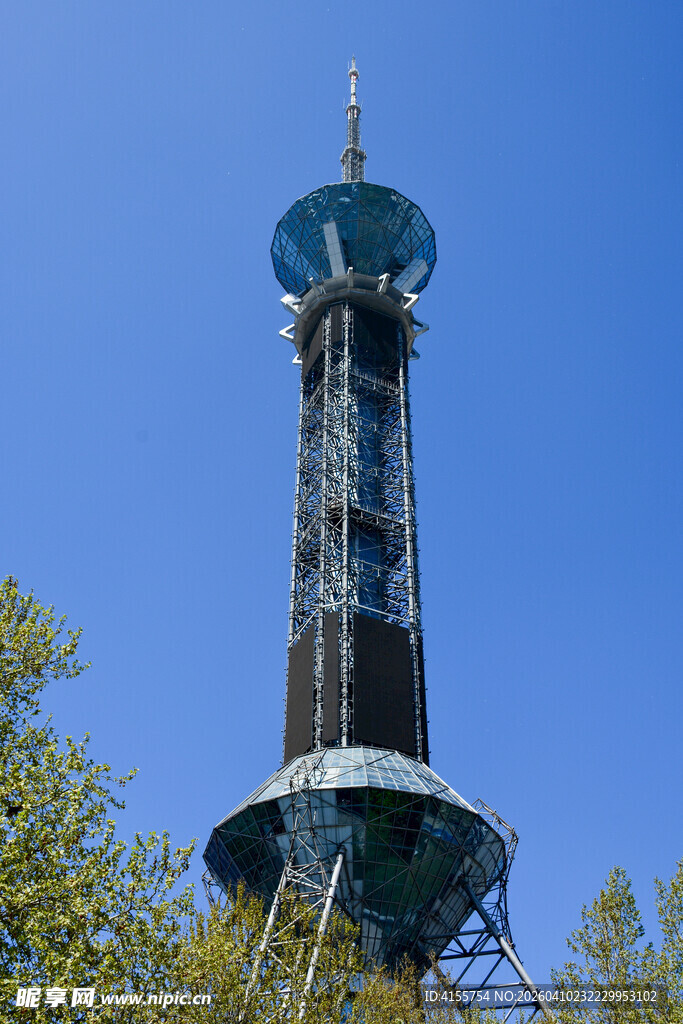 高耸入云的通信塔