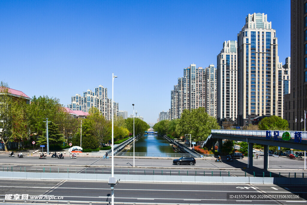 城市街道旁的高楼景观