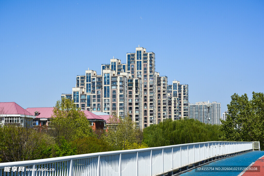 河畔多彩建筑景观