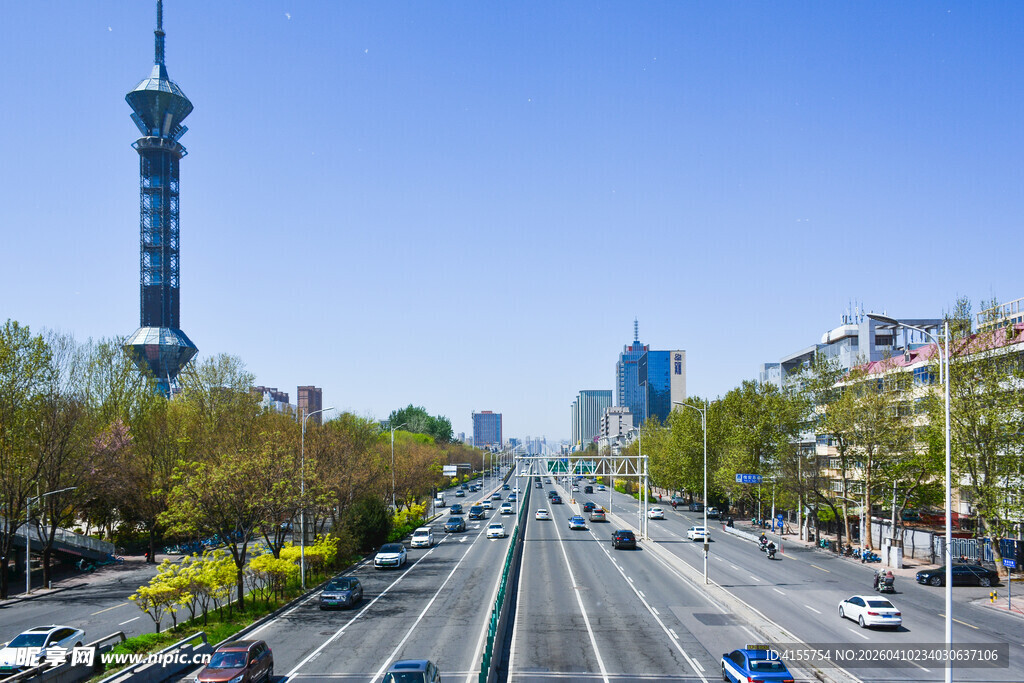 城市宽阔道路与高耸电视塔