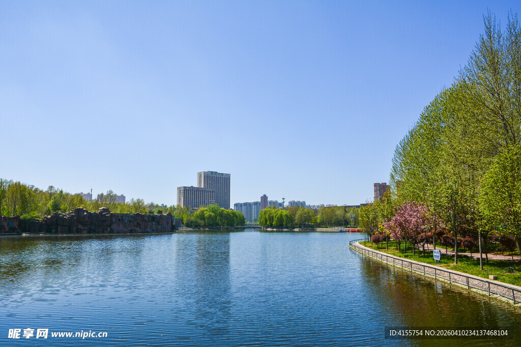 湖畔春景绿树碧水蓝天