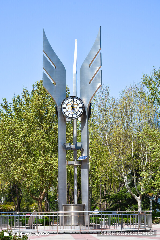 城市公园中的金属时钟雕塑