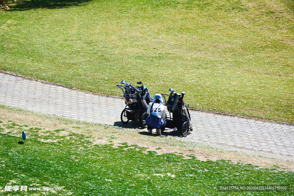 三人骑乘高尔夫球车于道路