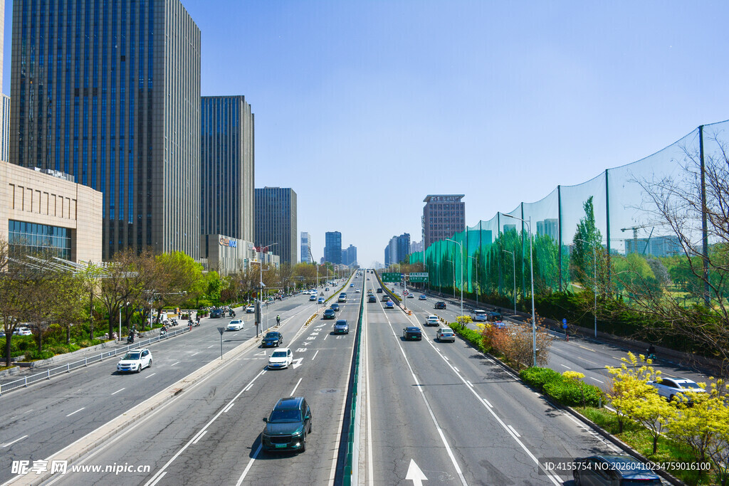 城市宽阔道路与林立高楼
