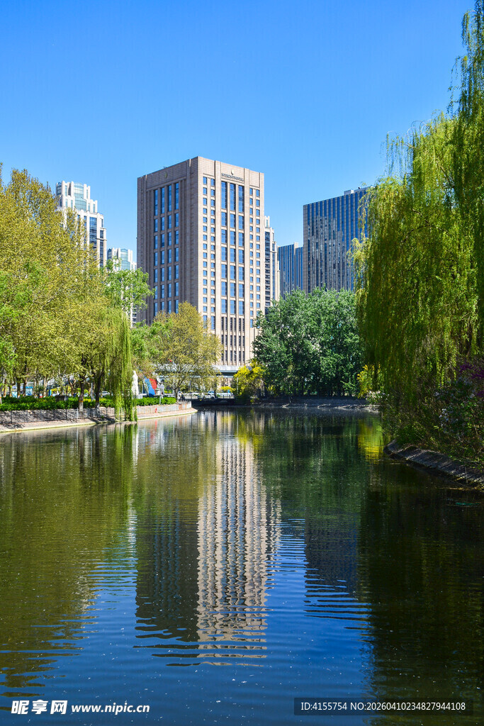城市河畔风景