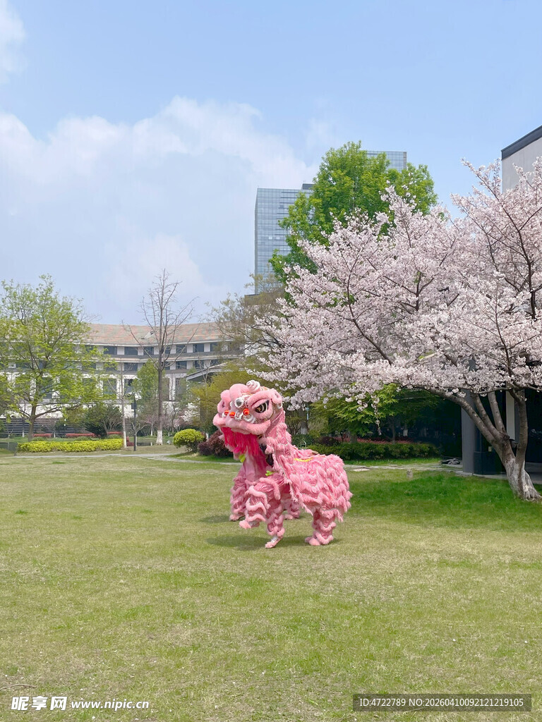 草坪上的粉色艺术狮子雕塑