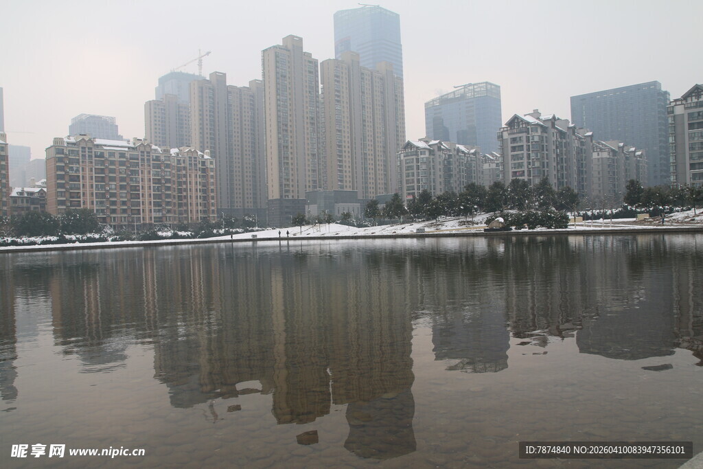 城市湖畔高楼倒影美景