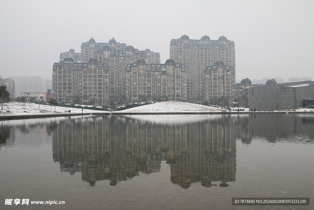 冬日湖畔建筑倒影景观