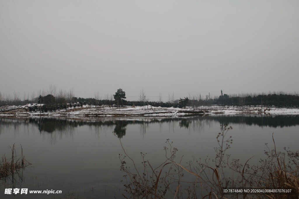 冬日宁静湖面雪景