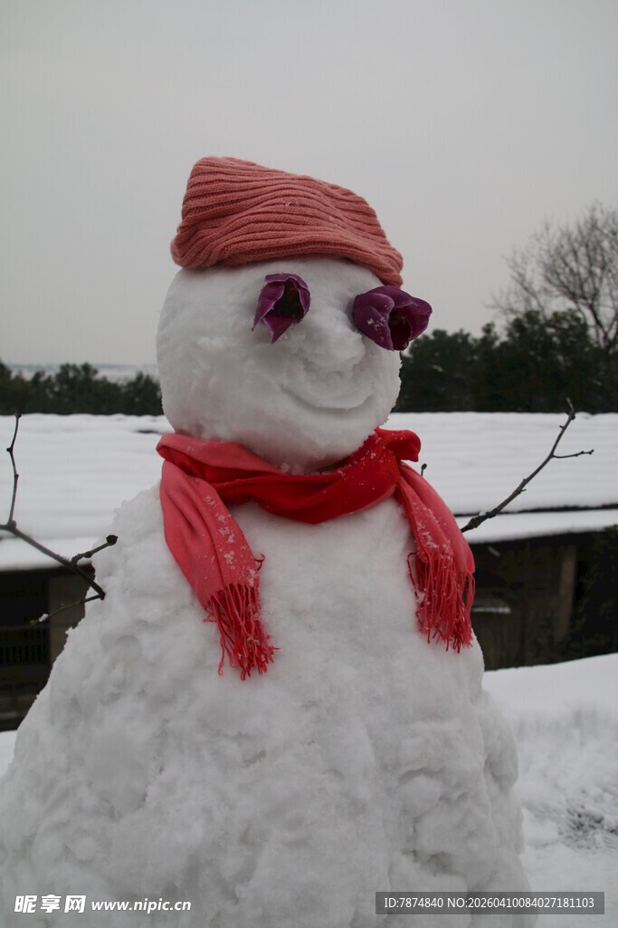 可爱雪人戴着红帽红围巾