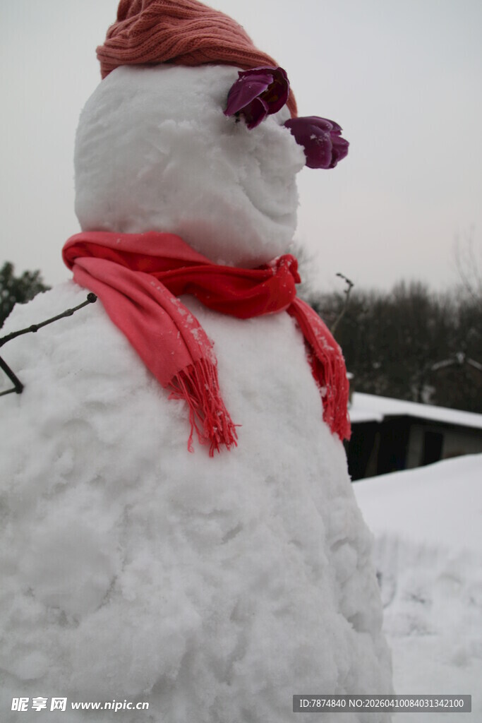 可爱雪人戴着红围巾