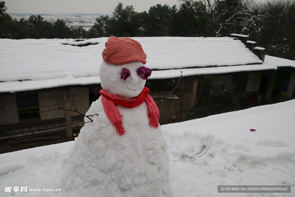 屋顶上戴着围巾的可爱雪人