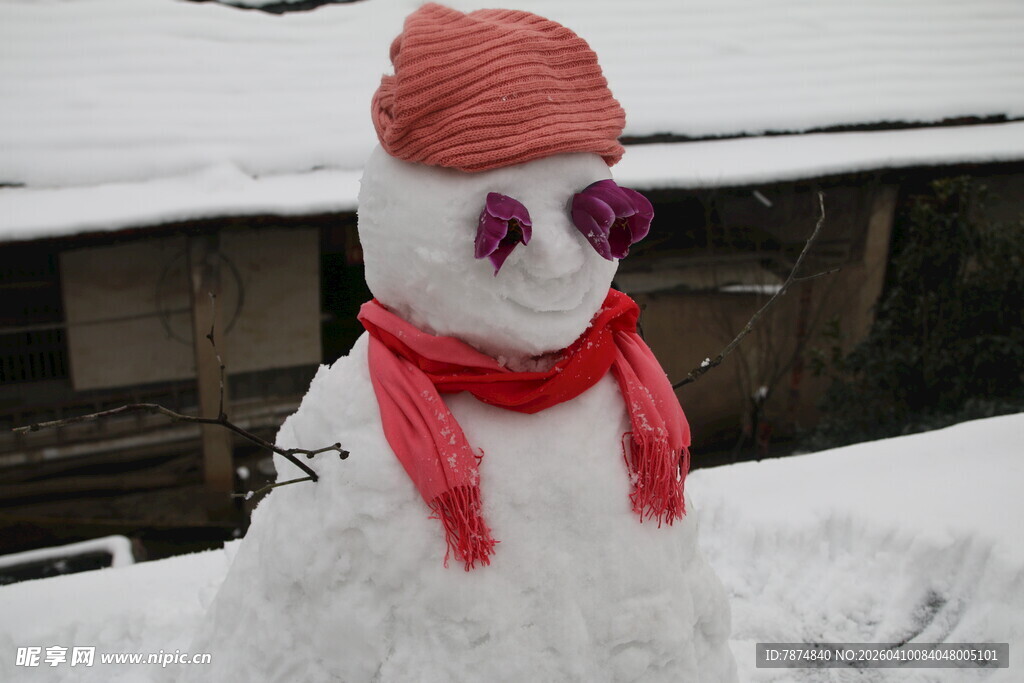 戴帽围巾的可爱雪人