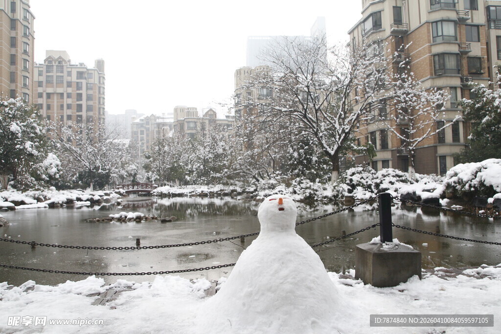 城市雪景中的可爱雪人