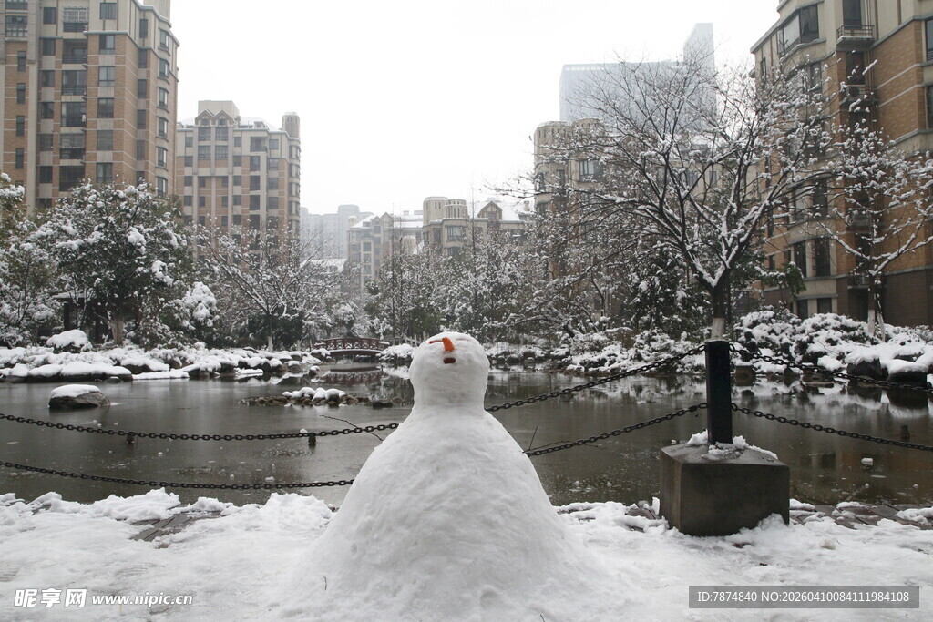 城市雪景中的可爱雪人