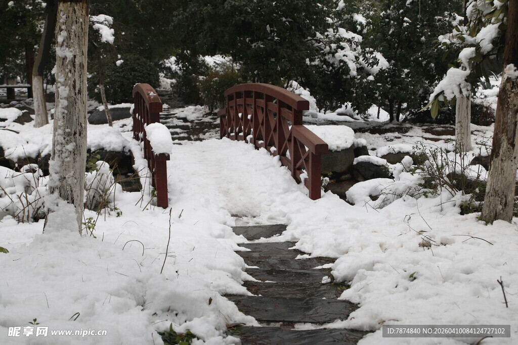 雪覆小径与红桥的美景