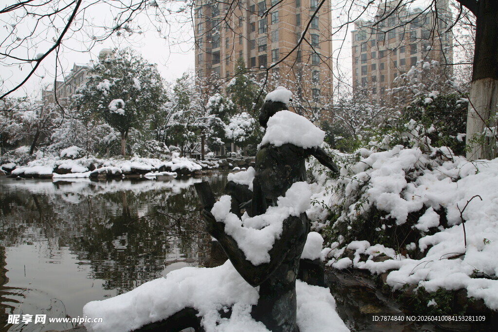 雪覆园林景致如画