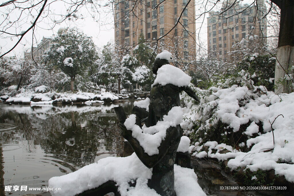 雪覆园林景致如画