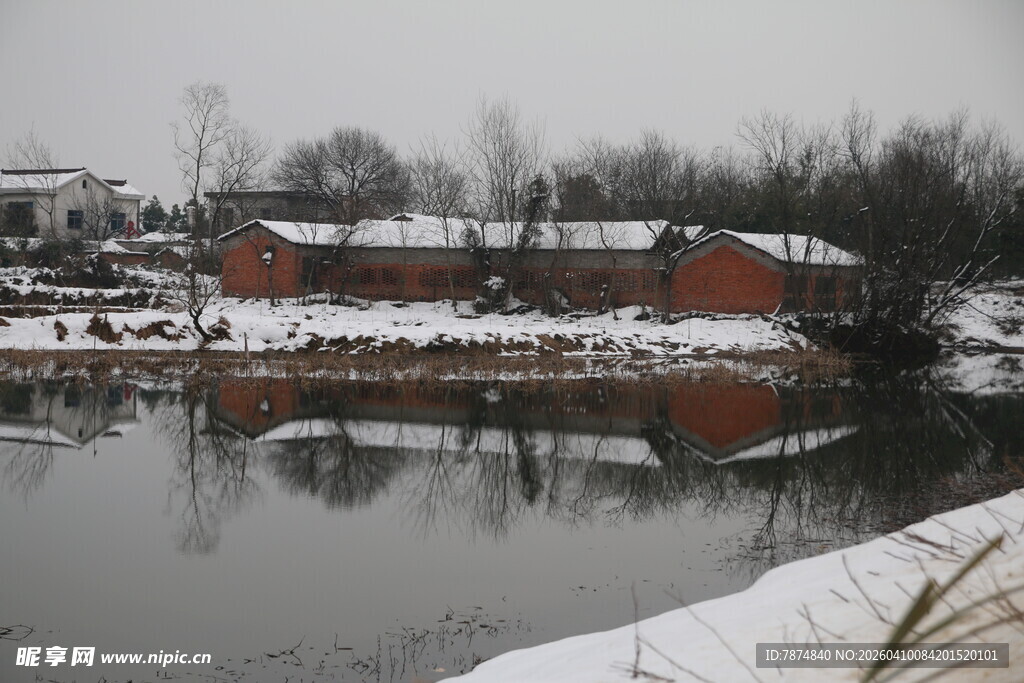冬日雪景中的宁静水边村落