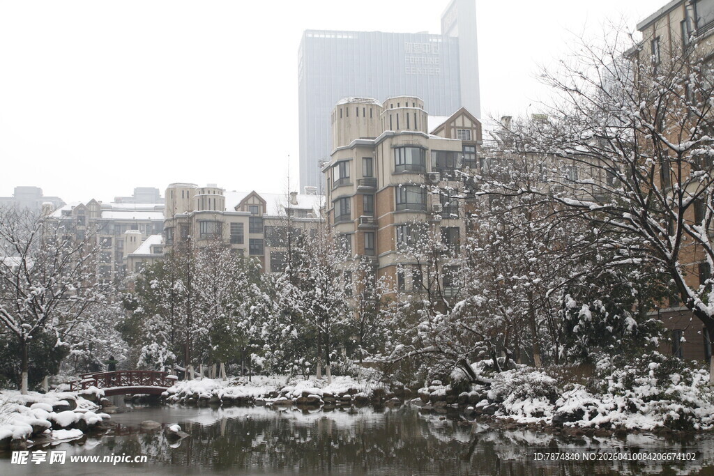 雪后河畔的静谧城市景观