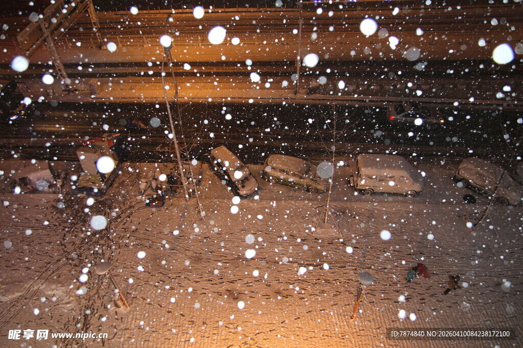 雪夜中的城市街道景象